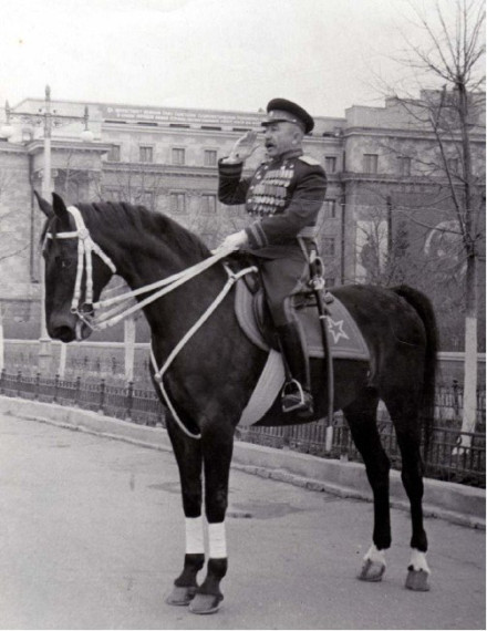 Памятник Герою Советского Союза, генерал-полковнику Павлу Белову.